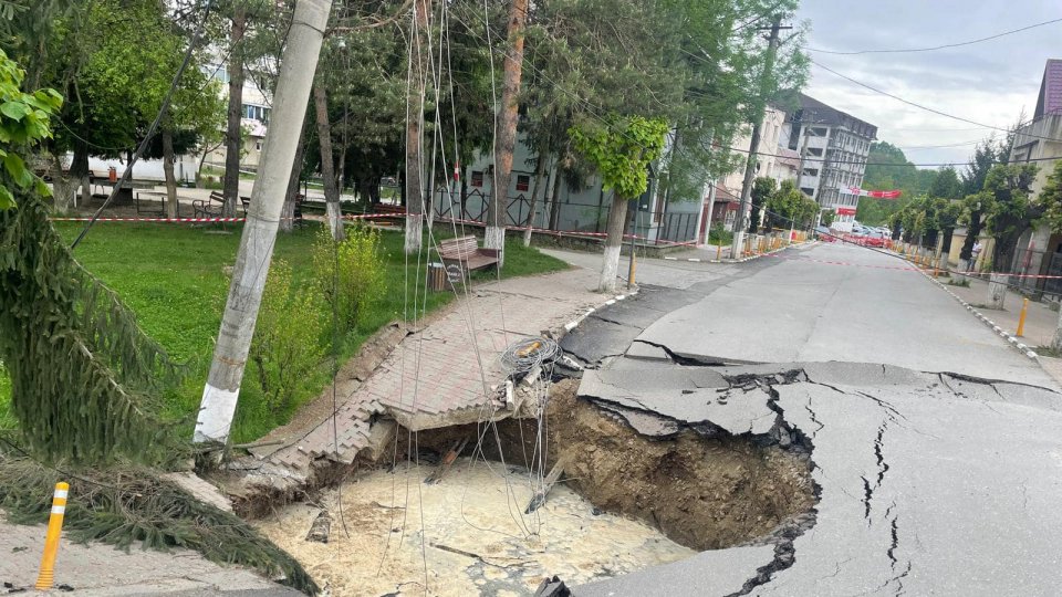 SLĂNIC PRAHOVA: Primele lucrări de stabilizare a zonei afectate de surparea unei străzi