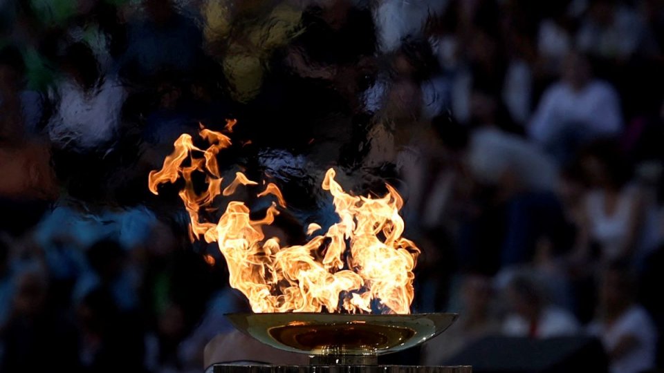 JO 2024: Flacăra olimpică, predată organizatorilor francezi