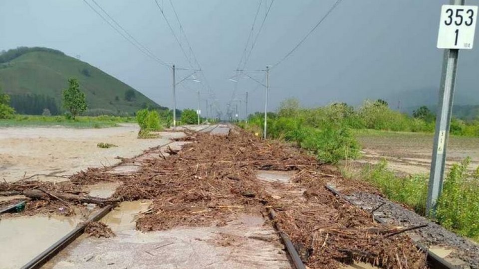 SIBIU: O viitură a blocat temporar traficul feroviar