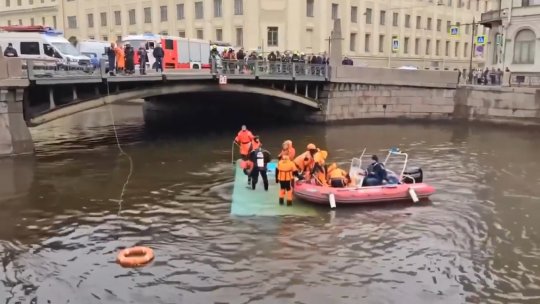 SANKT PETERSBURG: Victime în urma căderii unui autobuz în râul Moika | VIDEO