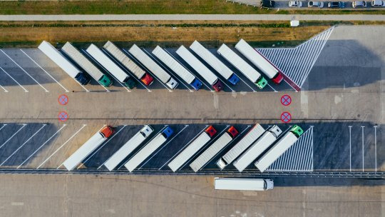 Standarde mai stricte pentru emisiile de CO2 ale camioanelor, aprobate de statele UE
