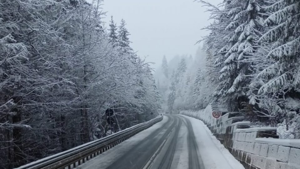 Trafic rutier în condiții de iarnă pe drumurile din zonele montane înalte | VIDEO