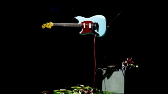 Chitara favorită a lui Kurt Cobain, vândută la licitație pentru 1,5 milioane de dolari | VIDEO
