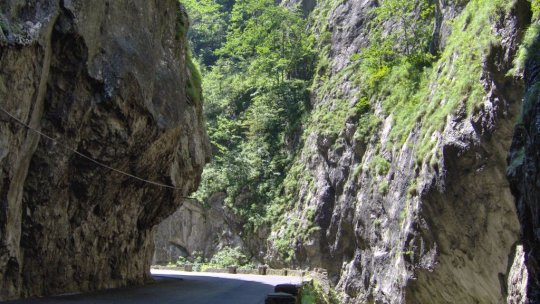 Tânără rănită după ce o bucată de stâncă a căzut peste o maşină în Cheile Bicazului