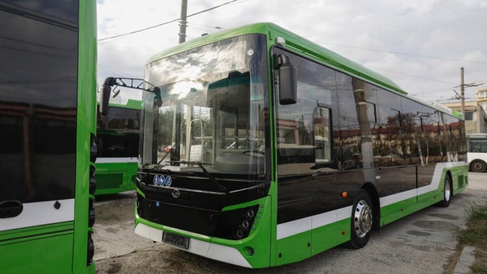 BUCUREȘTI: Cele 100 de autobuze electrice au ajuns în depoul STB şi urmează să fie puse în circulaţie