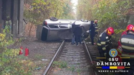 DÂMBOVIȚA: Un autoturism a căzut de pe un pod peste şinele de tren