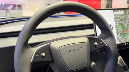 Tesla vrea să lanseze o maşină electrică de 25.000 de euro