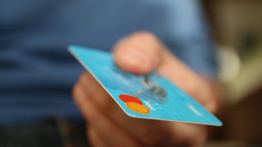 Tot mai mulți români preferă plățile cu cardul