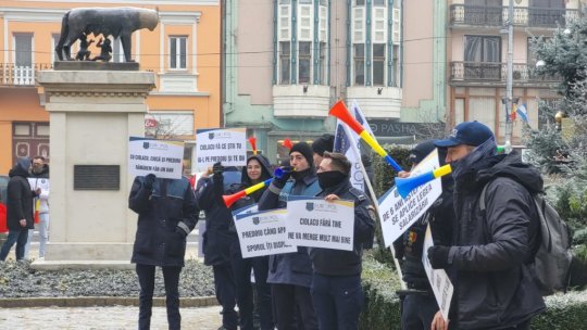 Aproximativ 100 de poliţişti au protestat în faţa Prefecturii Mureş