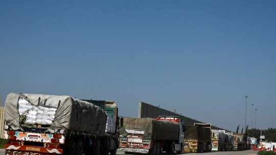Zeci de camioane cu ajutoare umanitare au intrat în Fâşia Gaza