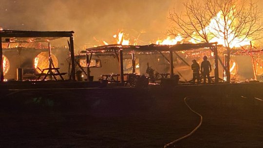 Dezastrul de la Ferma Dacilor: O a 7-a victimă carbonizată, recuperată din pensiunea mistuită de flăcări