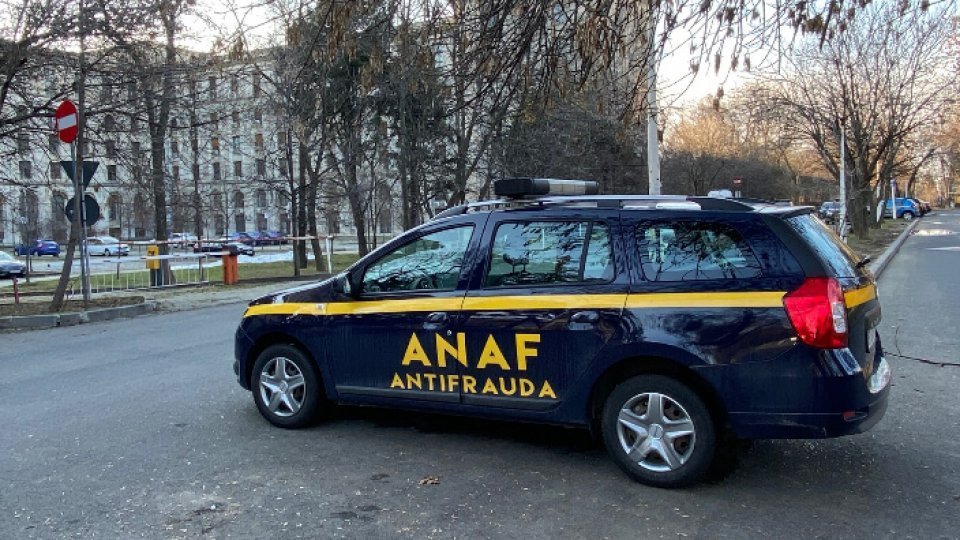 Doi inspectori de la Antifraudă București, cercetați pentru luare de mită