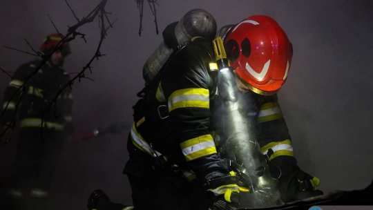 BUCUREȘTI: Mai multe vagoane dezafectate au luat foc în zona de triaj dintre Gara Basarab şi Podul Grant