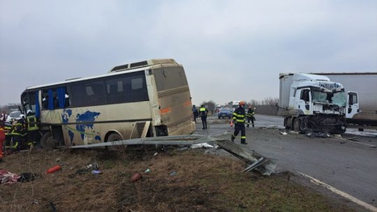 TIMIȘ: Victime după coliziunea dintre un autobuz și un TIR la Sânandrei
