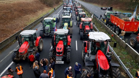 Transporturile rutiere franceze, paralizate de protestul a zeci de mii de fermieri