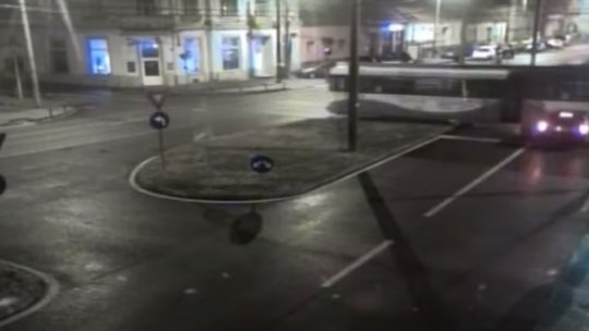 TIMIȘOARA: Beat la volan și fără permis de conducere, un tânăr a intrat cu maşina într-un tramvai