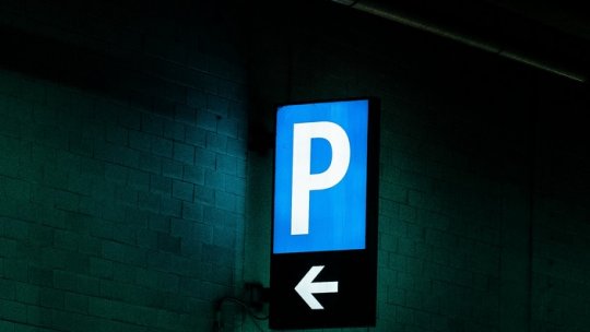 CARANSEBEȘ: Angajații Policlinicii din oraș, nemulțumiți de taxa de parcare