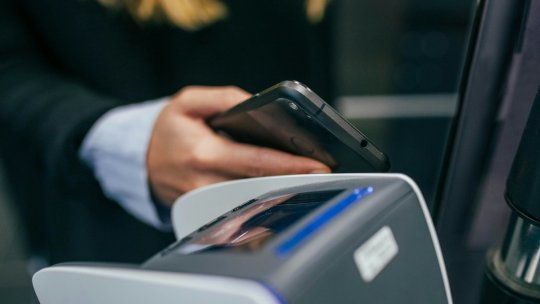 Primul serviciu național de plăți instant cu telefonul mobil, RoPay, a fost lansat. Pentru ce va putea fi folosit