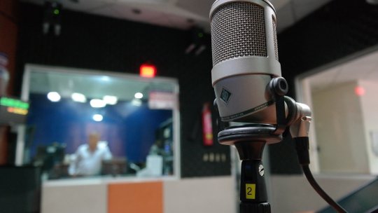 POLONIA: Un post de radio din Cracovia și-a concediat jurnaliștii și i-a înlocuit cu „prezentatori” AI