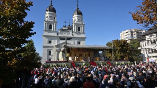 IAȘI: Racla cu moaştele Sfintei Parascheva, depusă în Curtea Mitropolitană