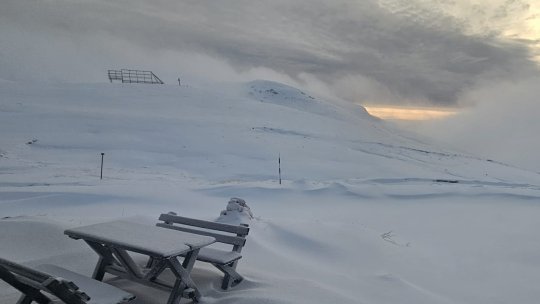 PRAHOVA: Zăpadă, vânt puternic și ceață la munte. Turiștii, avertizați să nu parcurgă traseele de altitudine