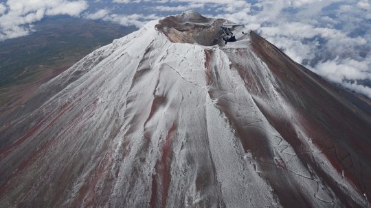 Prima ninsoare pe Muntele Fuji din Japonia, înregistrată mai târziu decât oricând