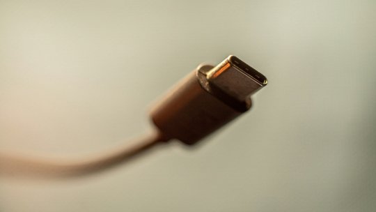 Încărcătorul comun de tip USB-C, obligatoriu pentru toate telefoanele mobile și alte dispozitive noi. Excepțiile admise
