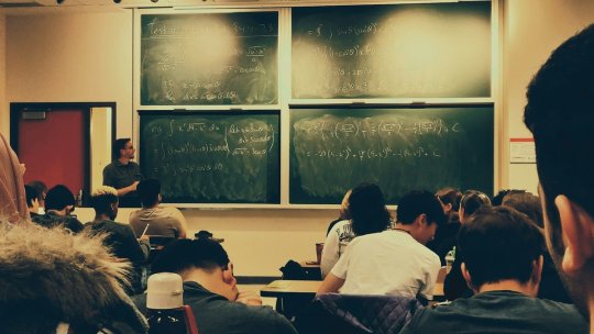Lege: Studenții facultăților acreditate în alte țări beneficiază de asigurări de sănătate fără plata contribuției
