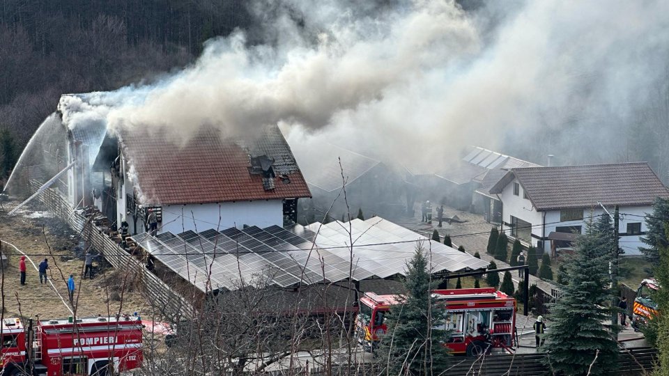 SUCEAVA: O pensiune închisă de pompieri, cuprinsă de un incendiu