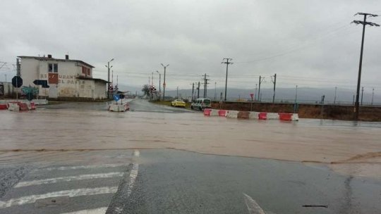 HUNEDOARA: Trafic blocat din cauza precipitaţiilor pe DN 7