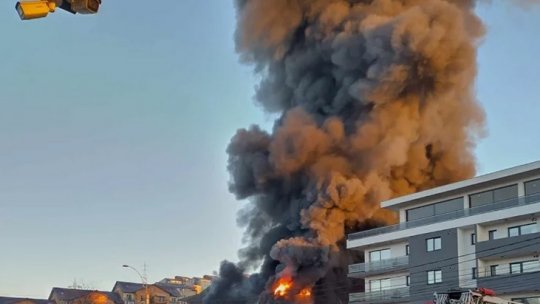 Incendiu cu mari degajări de fum, la o hală din Cluj-Napoca
