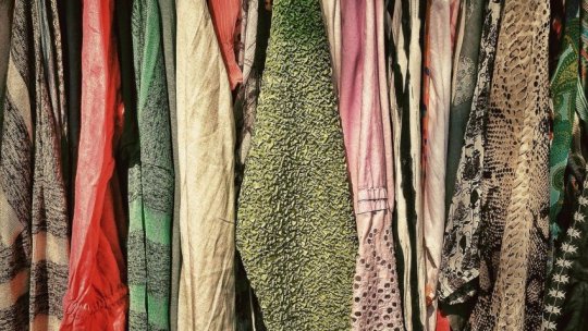 HUNEDOARA: Tone de haine și încălțăminte uzate, blocate la vânzare
