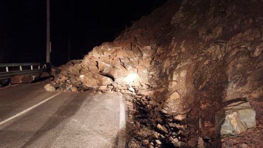 ALBA: Trafic blocat pe DN 67C Transalpina de o cădere de stânci