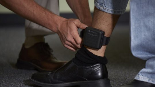 Brățări de supraveghere electronică pentru doi agresori din Caraș-Severin