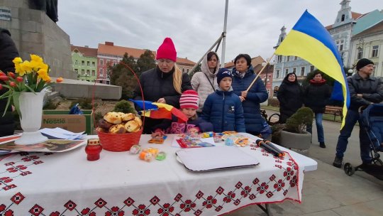 ARAD: Refugiații ucraineni au împărțit prăjituri la 2 ani de la fuga din calea războiului