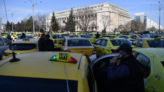 BUCUREȘTI: Sute de taximetriști au blocat Piața Victoriei