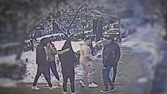 PITEȘTI: Poliția caută un individ care a agresat o fată şi a împins-o din autobuz