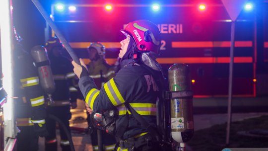 BUCUREȘTI: Imobil dezafectat din sectorul 2, cuprins de flăcări