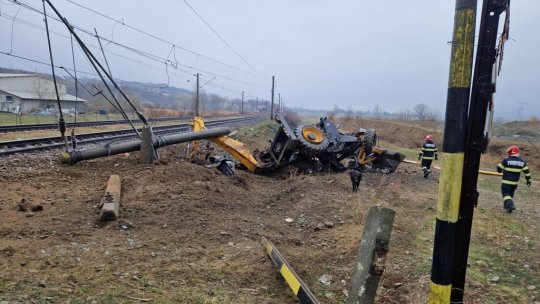 BACĂU: Șofer imprudent de excavator, lovit mortal de un tren la Căiuți