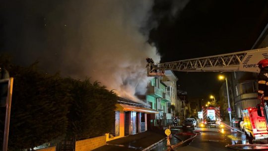 BRAȘOV: Acoperișul unui restaurant, cuprins de flăcări