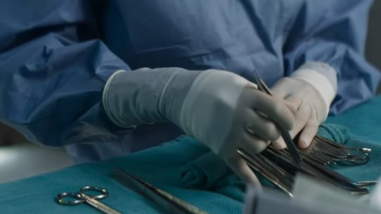 Percheziții în dosarul unui chirurg plastician acuzat că a mutilat 10 victime