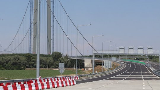 Pe Podul peste Dunăre de la Brăila, zona de acces a fost tasată cu 10-15 cm
