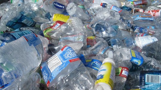 Semnal de alarmă tras de cercetători: Fiecare om înghite echivalentul în plastic al unui card de credit pe săptămână