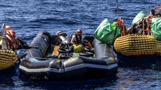 Zeci de migranți au murit după defectarea unei bărci pneumatice în Mediterana