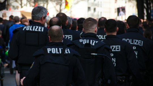 Doi indivizi care ar fi plănuit un atac în zona parlamentului suedez, arestați în Germania