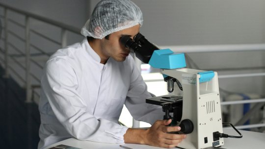 HIV, eliminat din celule cu o tehnologie de editare genetică, în laborator