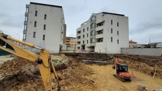 CONSTANȚA: Terenul unui șantier s-a surpat, iar pereţii unor blocuri din apropiere s-au fisurat