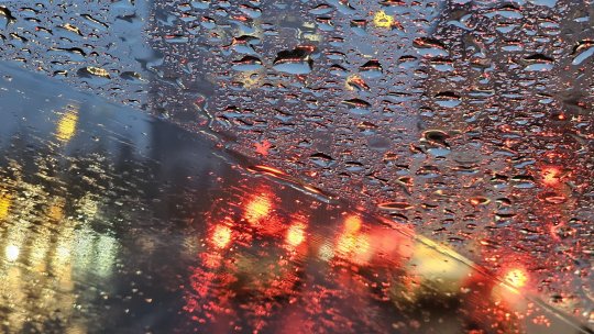 Meteorologii anunță ploi și vânt în Muntenia, Dobrogea şi sudul Moldovei. În zonele de munte, va ninge