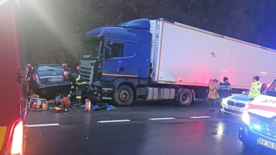 BRAȘOV: 6 răniți după ce un autoturism a lovit un camion staționat pe DN 13