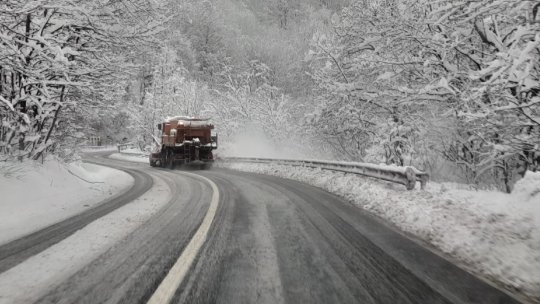 Ninsorile îngreunează traficul rutier în zonele de munte | VIDEO
